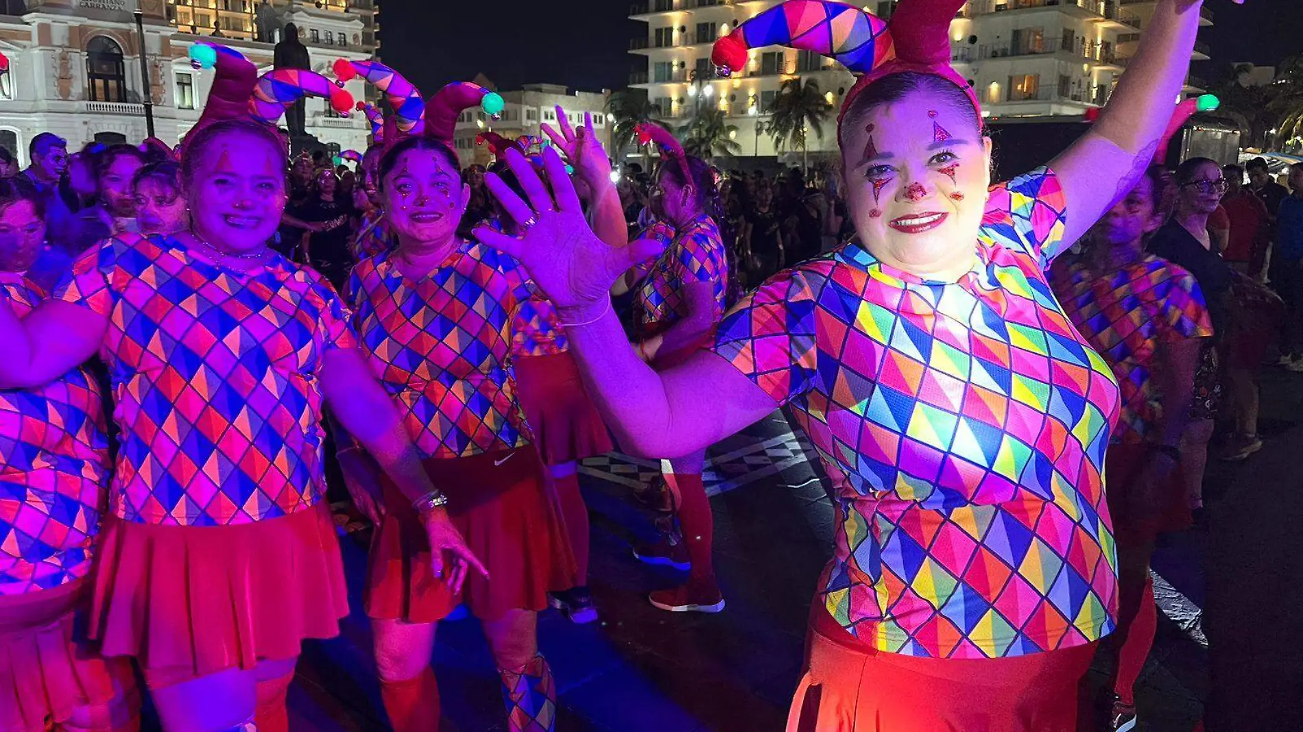 Baile masivo en Macroplaza del malecón